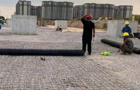 元氏土工格栅铺设前地基要怎么处理?